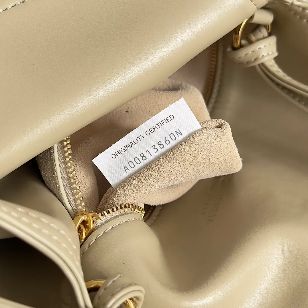 Batch 1520 Inspired by the 1970s, the Bottega Veneta women's logo shoulder bag has a smooth leather surface that brings a clean and handsome feel, just like the neatness and tenacity of a working woman. The front buckle has high-quality hardware pendant body, the overall retro elegance, and the excellent leather feels soft. This Bottega Veneta series can be described as beautiful, weakening the complexity of the outfit, not competing for it, and only using the best quality to interpret itself. Style number: 806030 (small size) Size: 27*16*6cm